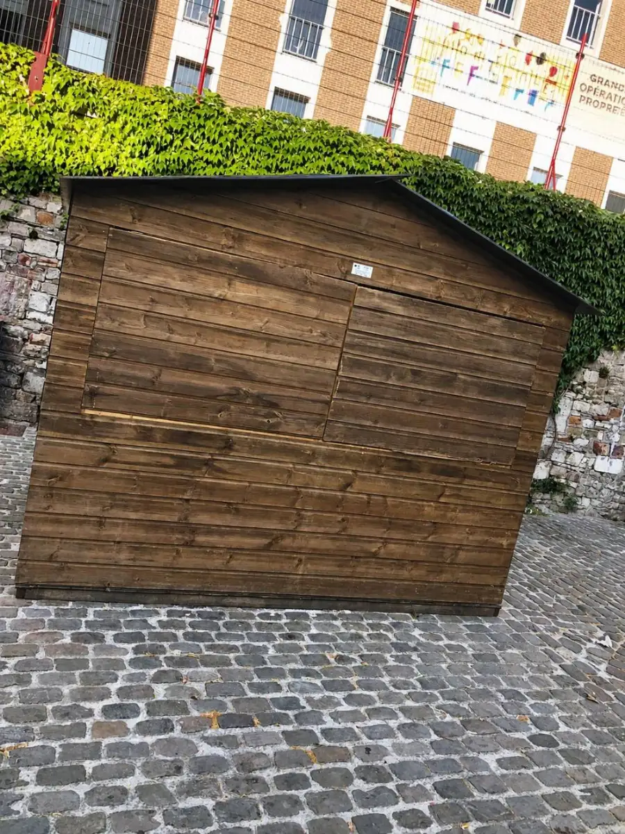 Verschließbare Holzhütte im Stadtbild aufgestellt