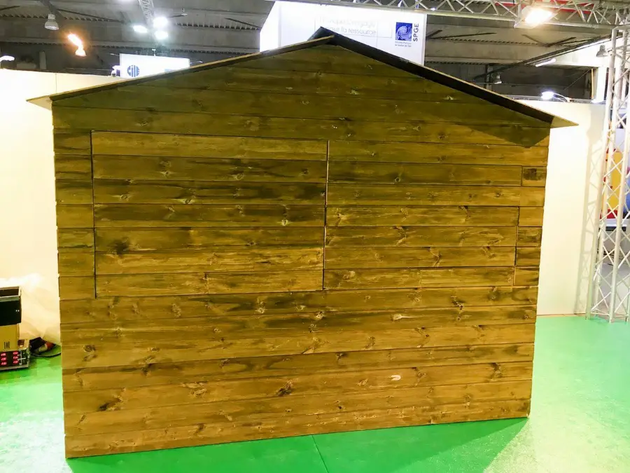 Holzhütte als Stand auf einer Messe